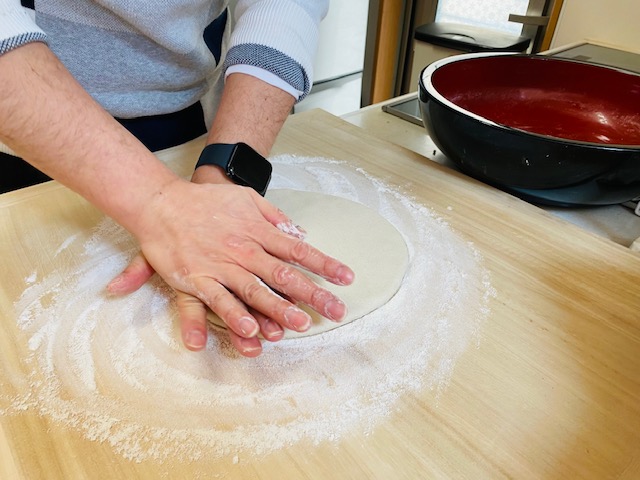 そば生地をのばす旦那さんの手