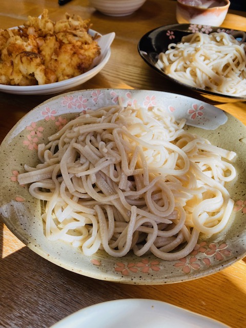 打ちたての二八そばとエビのかき揚げ