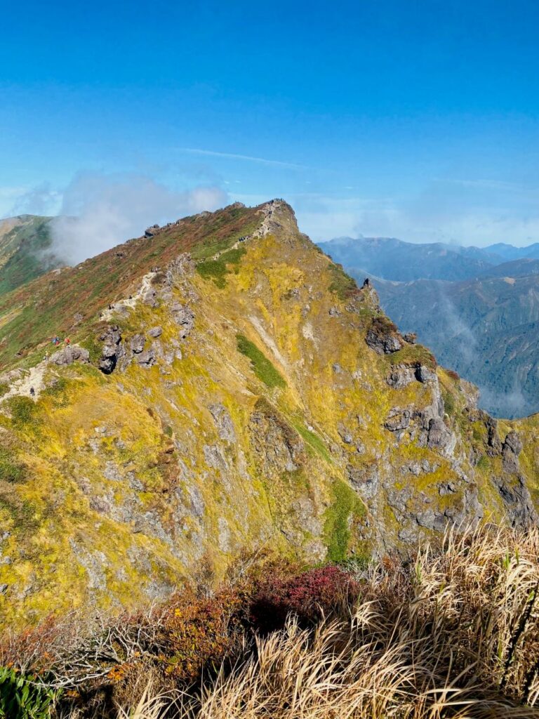 トマの耳からみたオキの耳。秋の谷川岳