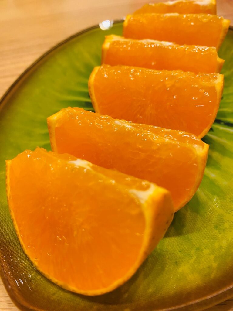 8等分に切ったみずみずしい「せとか」が陳列している様子