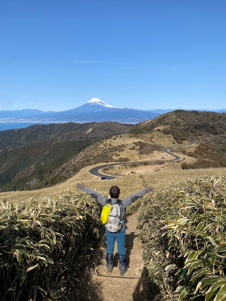 西伊豆スカイランと冠雪の富士山