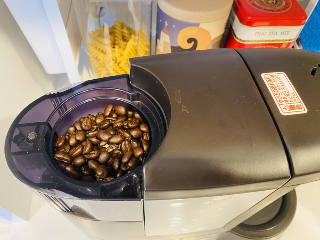 象印「珈琲通」EC-CB40のミル部分にコーヒー豆が入っている様子