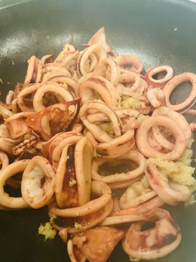 新鮮なイカをたっぷりのショウガと醤油で炒めた料理