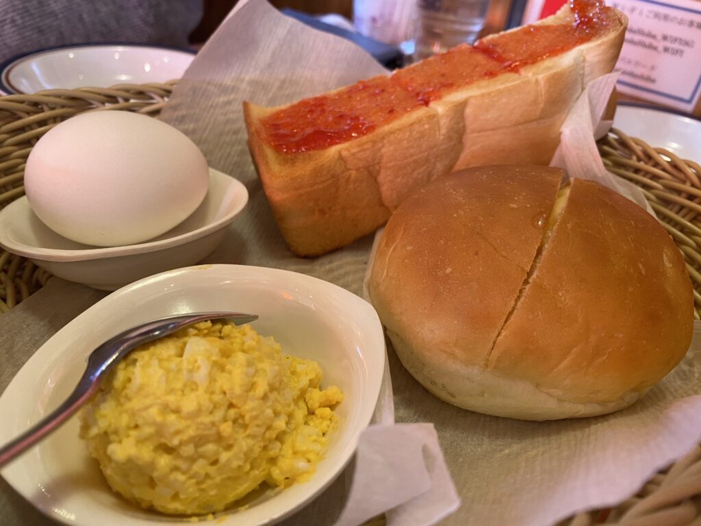コメダ珈琲のモーニングセット。分厚い山食パンとふわふわなローブパン。卵ペーストを添えて。