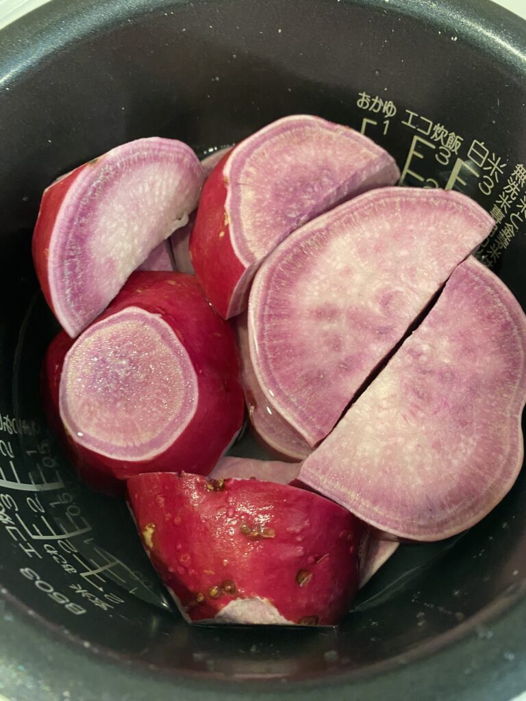 炊飯器で炊く前のパープルスイートロード