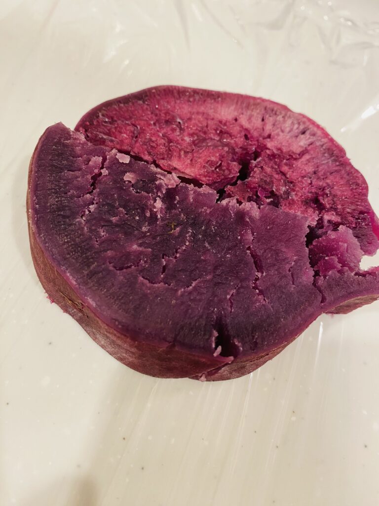 炊きたてのパープルスイートロードをラップで包む様子