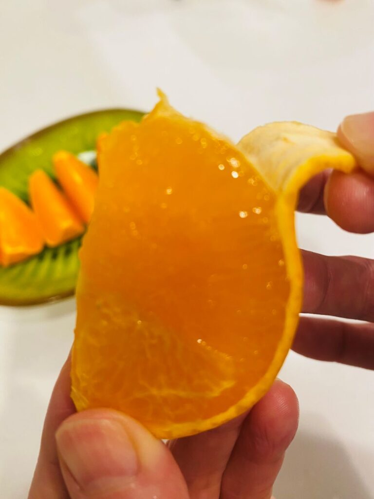 「せとか」の薄皮を向いている様子