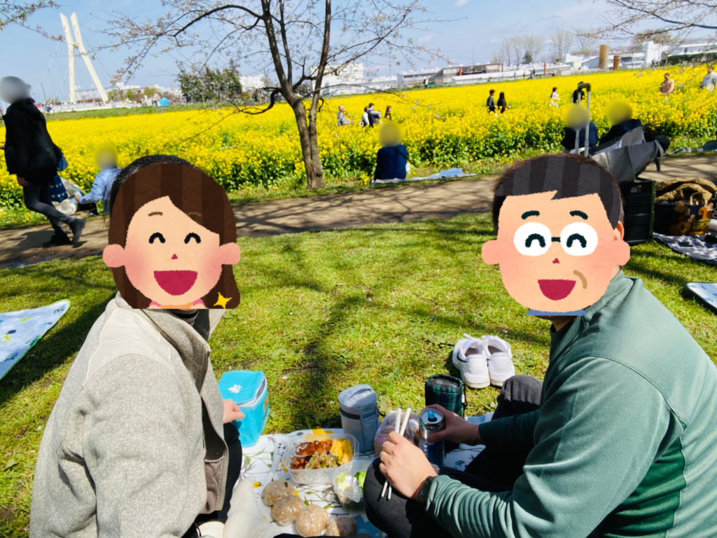 権現堂公園でお花見を楽しむ夫婦の様子