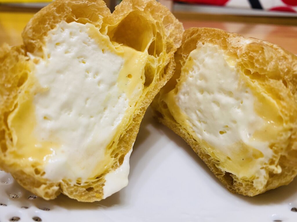 シャトレーゼの新作「ダブルシュークリーム」純正の生クリームがたっぷり入っている様子