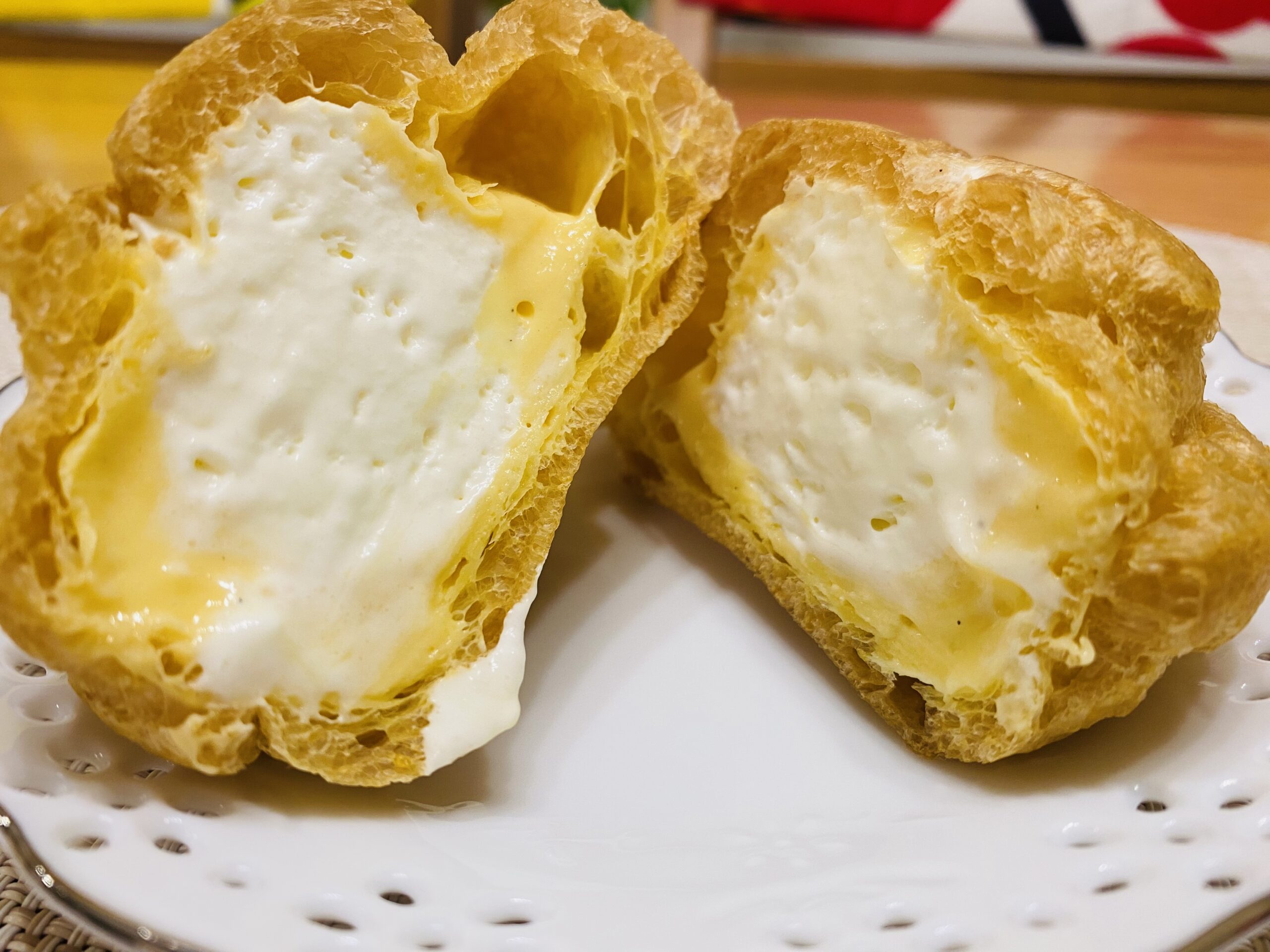 シャトレーゼの新作「ダブルシュークリーム」純正の生クリームがたっぷり入っている様子