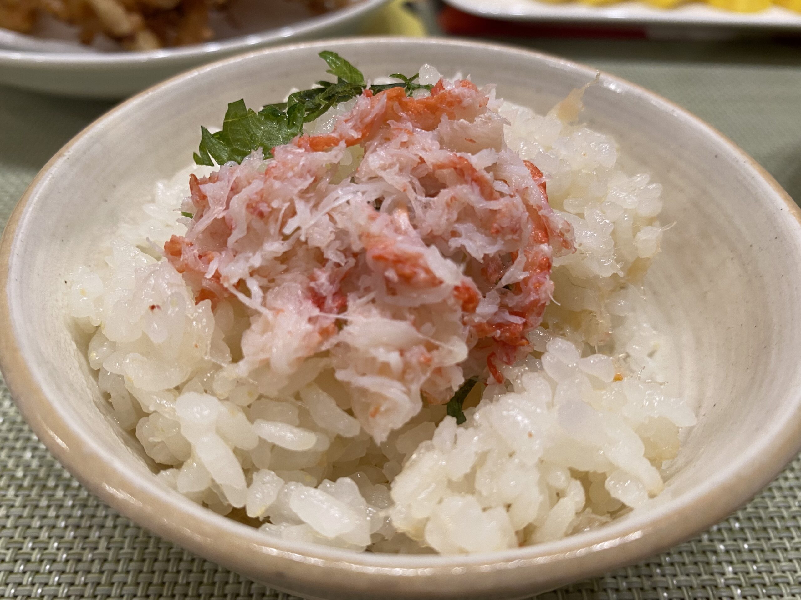 空知舎かにつゆで炊き上げたかにの炊き込みご飯。かにのほぐしみのせ