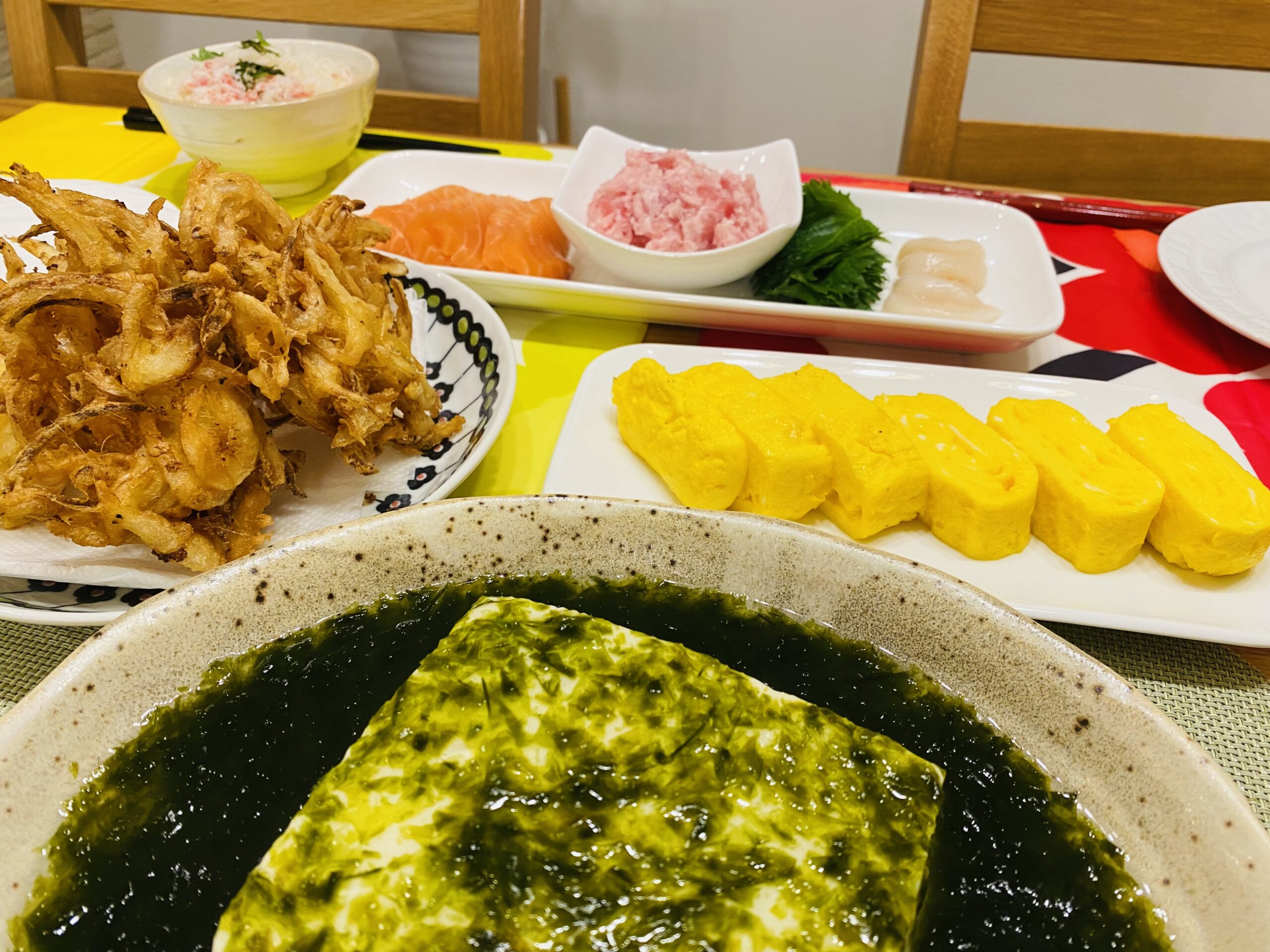 空知舎かにつゆを使った時短レシピで食卓が賑やかな様子