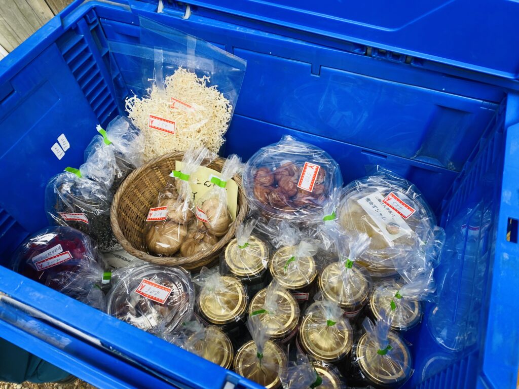 大野山で見かけた、無人販売のかごの中の様子