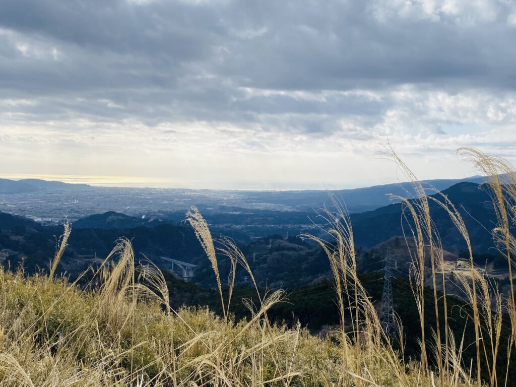 大野山からの相模湾を望むのぞむ様子
