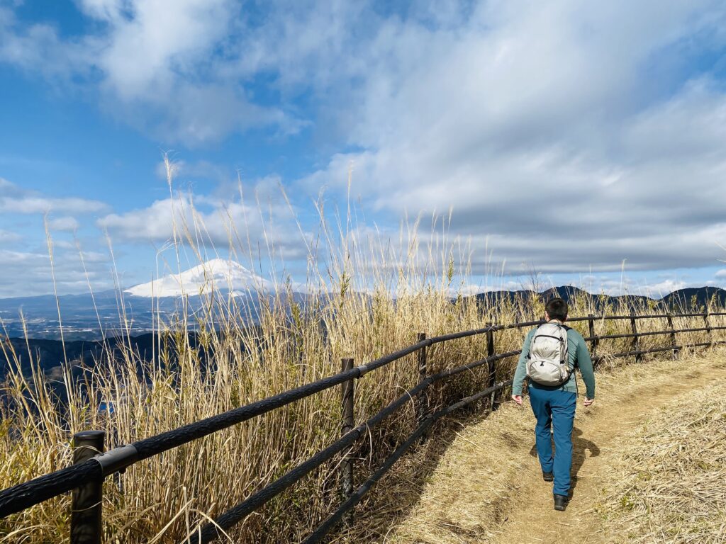 左手に富士山を望みながら大野山を登る様子