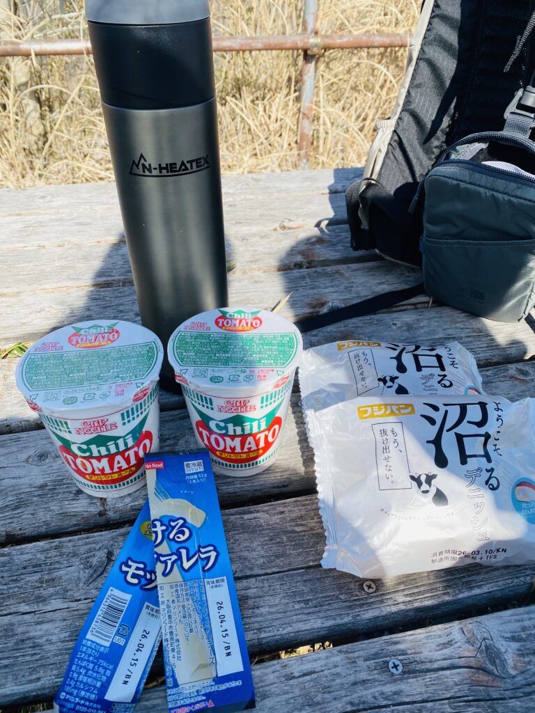 保温ポットとカップ麺、さけるチーズなど並んだ様子