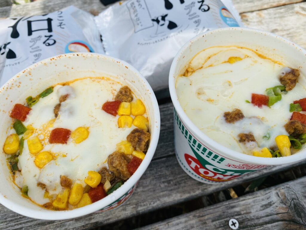 カップ麺に入れたさけるチーズが溶けた様子