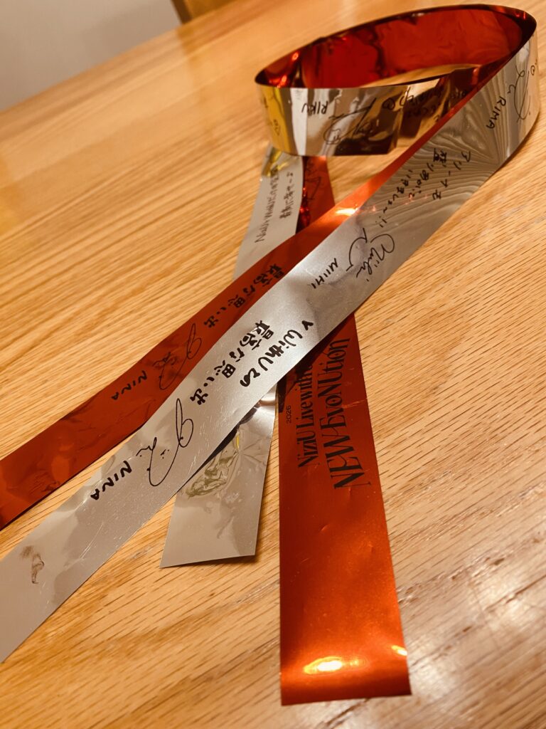 ライブ会場でキャッチできた銀テープ