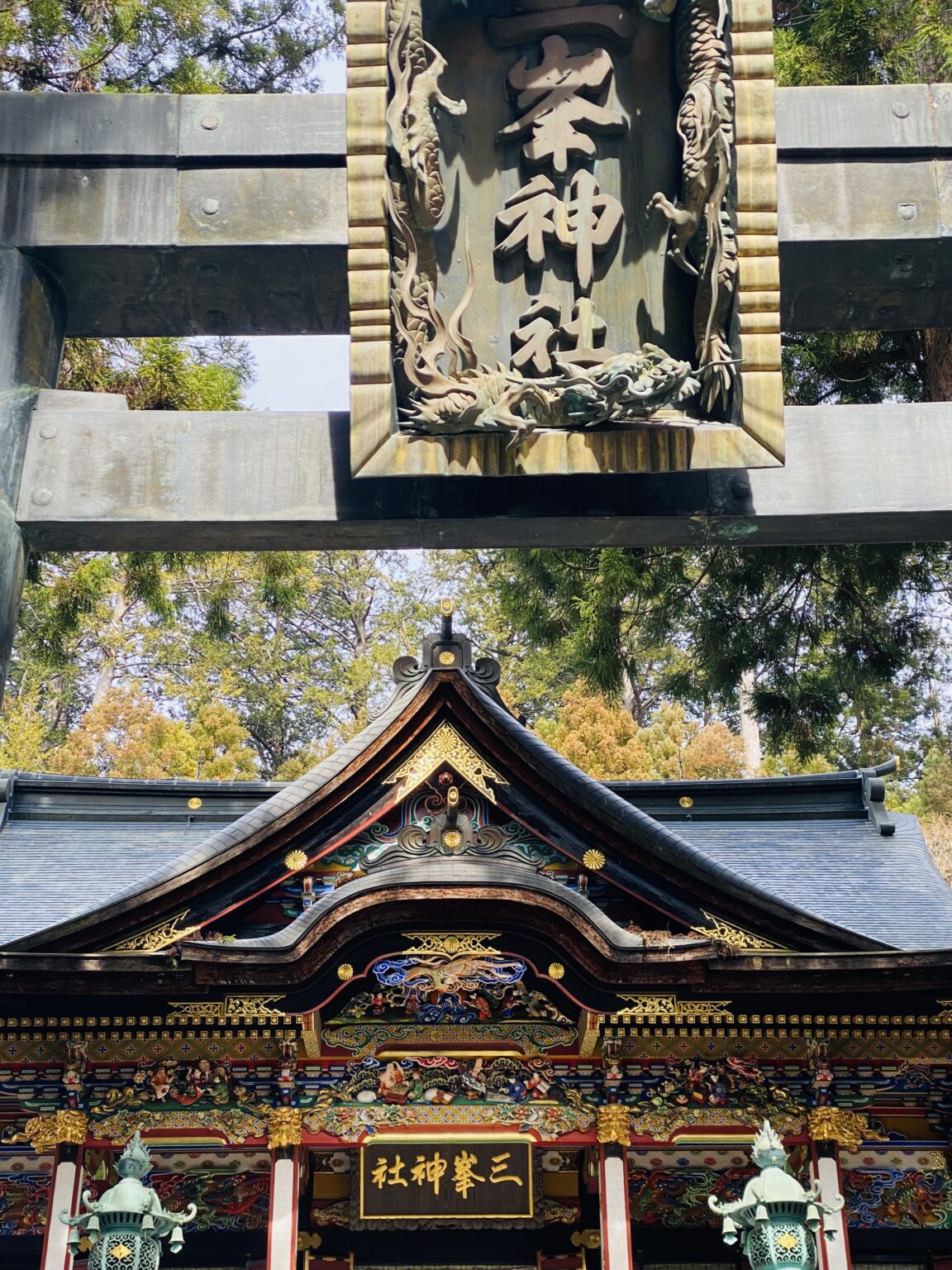 秩父の三峯神社の青銅鳥居と本殿