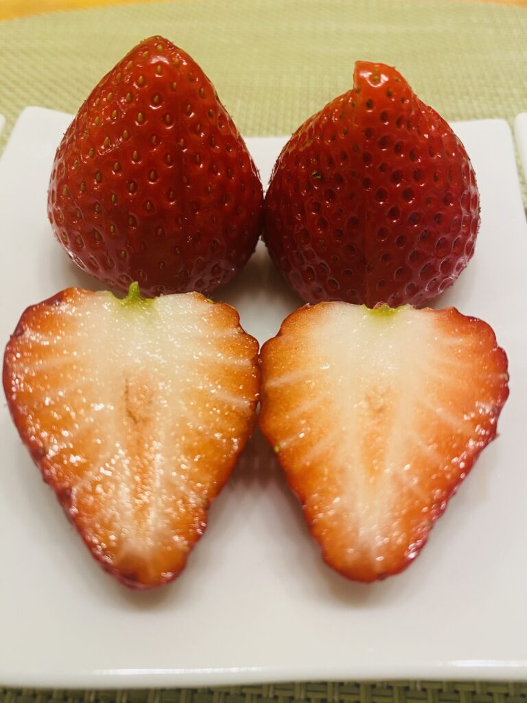 秩父市、将門園で購入した1,300円の苺の断面