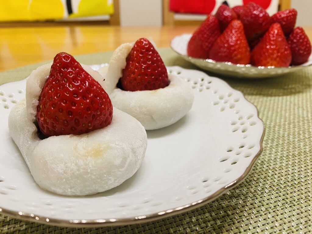 秩父の名物「ちちぶ餅」と埼玉県の至宝「あまりん」をコラボした苺大福