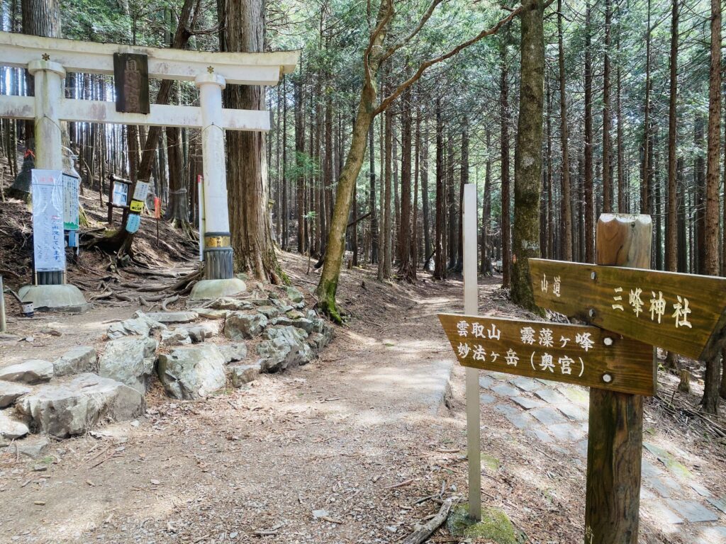 三峯神社の奥宮に向かう登山道と鳥居の風景