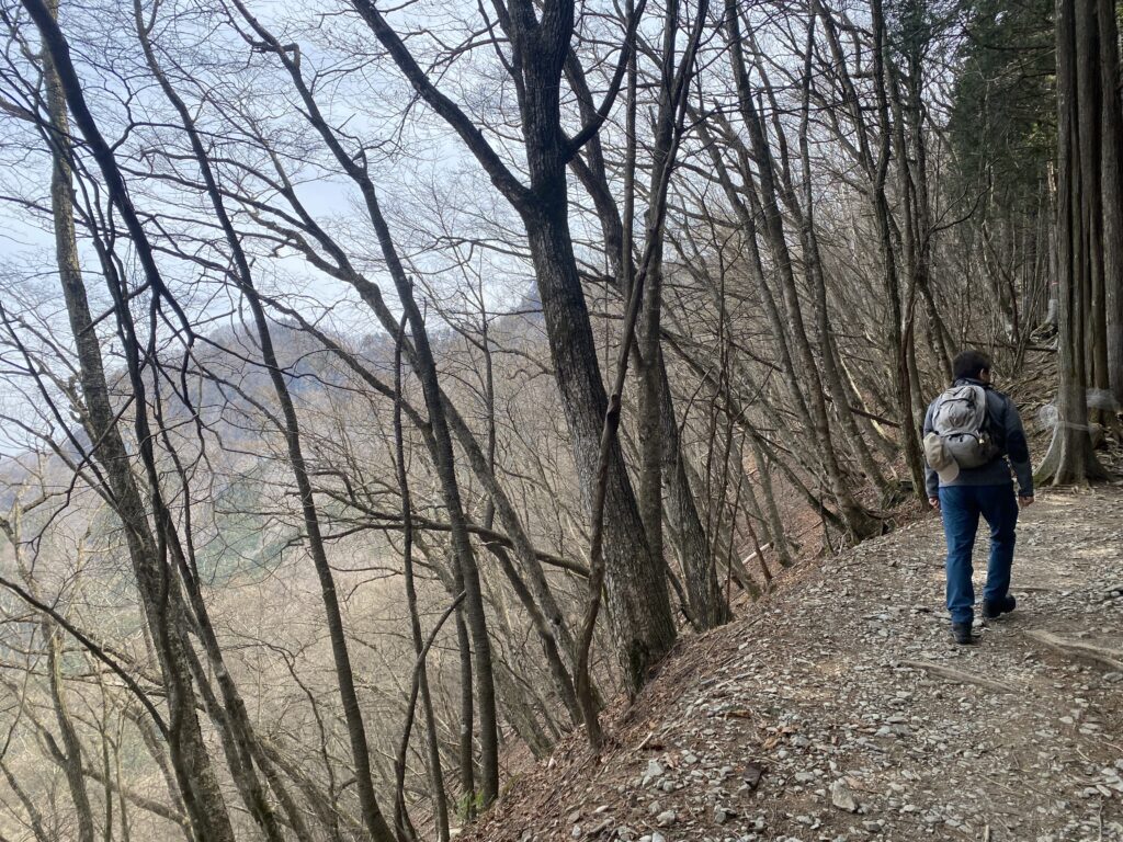 三峯神社の奥宮へ向かう登山道の様子