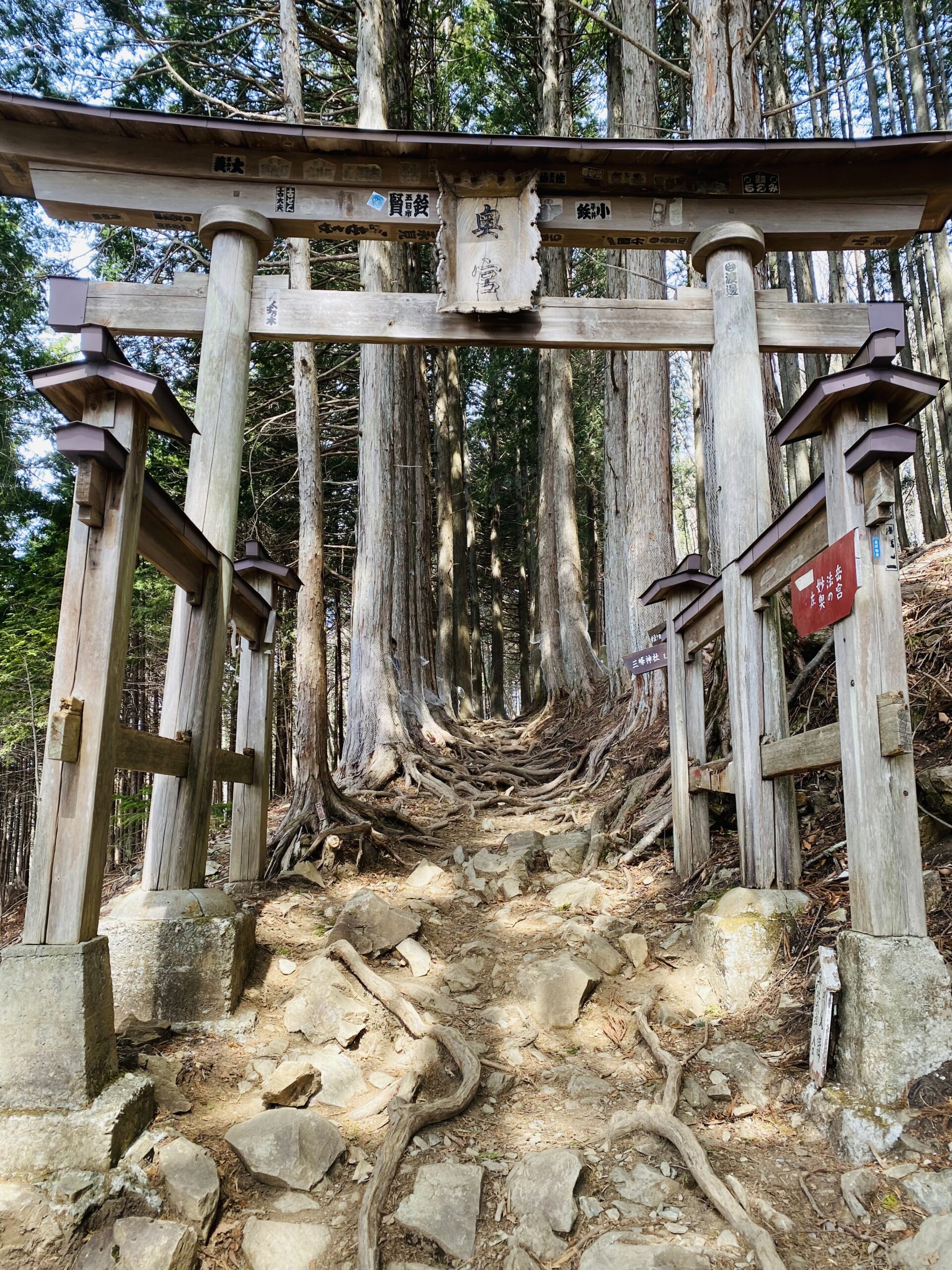 三峯神社の奥宮へ向かう2つ目の鳥居