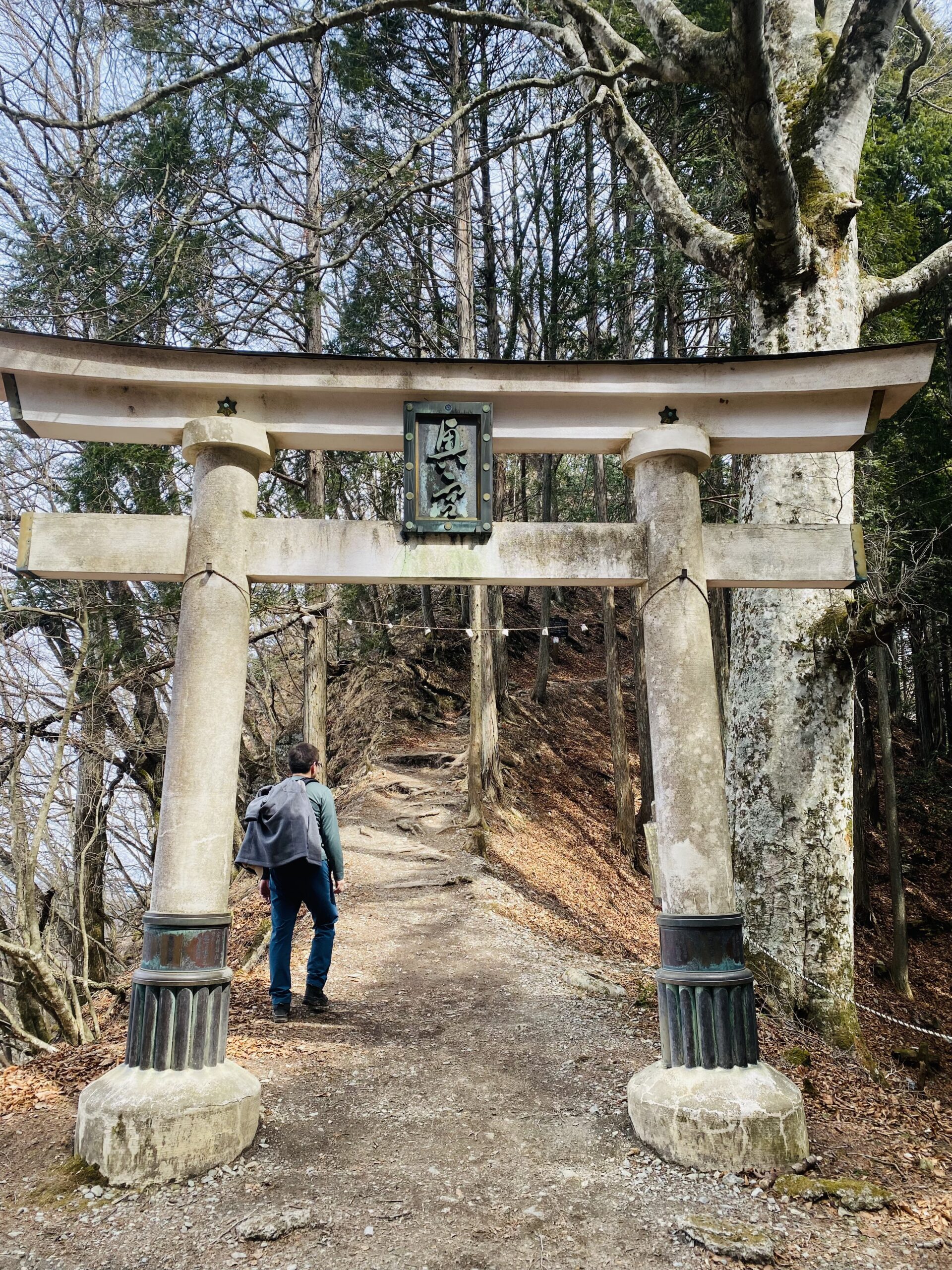 三峯神社の奥宮へ向かう3つ目の鳥居