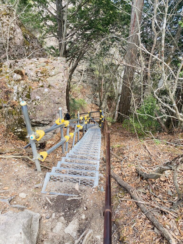 三峯神社の奥宮へ向かう下る階段の様子