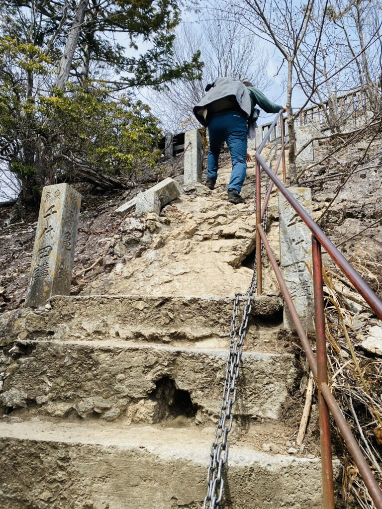 三峯神社の奥宮へ向かう最後の鎖場を登っている様子