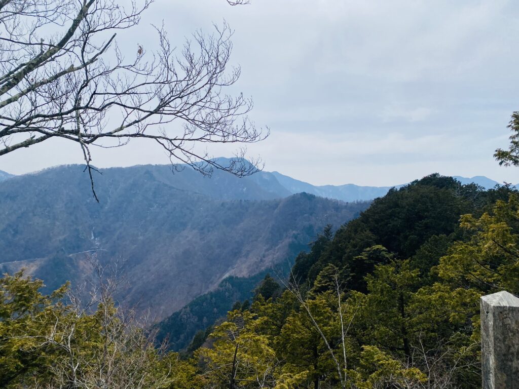 三峯神社の奥宮からの山々の景色