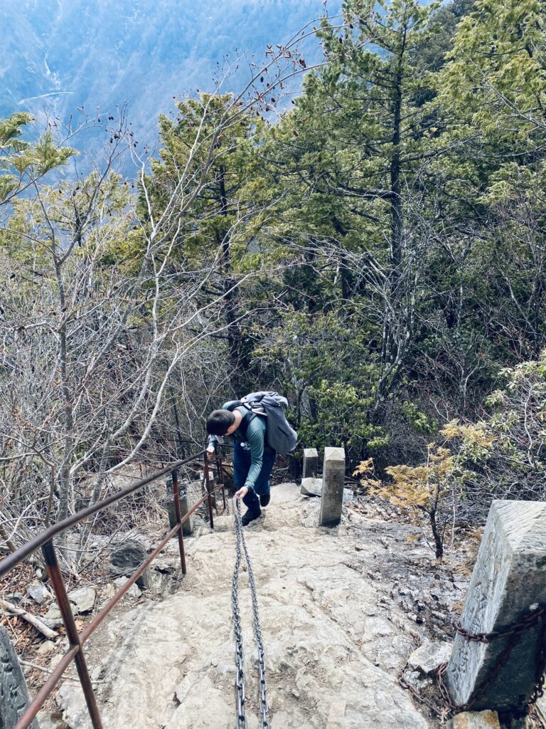 三峯神社の奥宮から鎖場を下山する様子