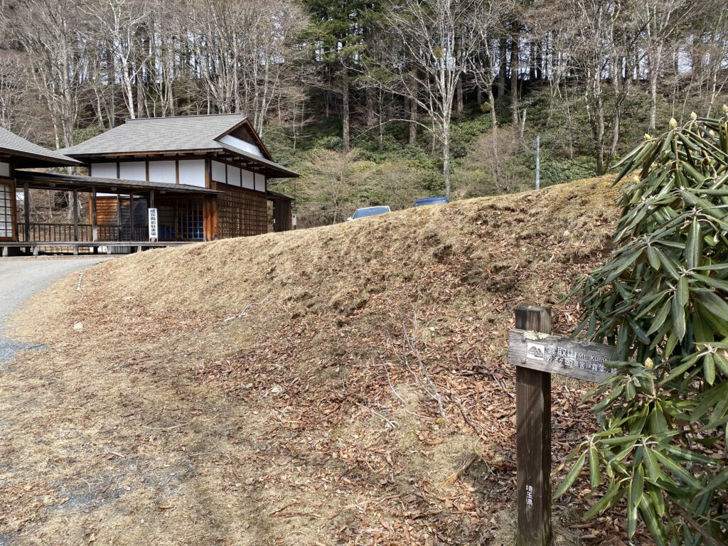 三峯神社から奥宮へ向かう登山道入り口