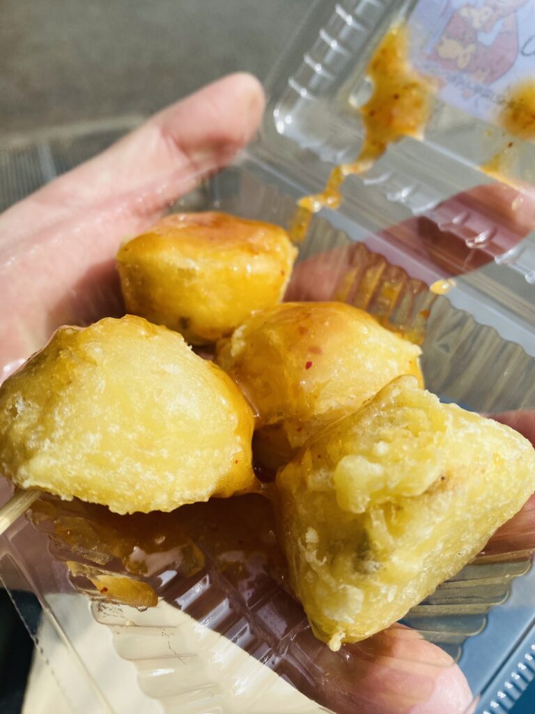 三峯神社の境内にある大島屋の味噌ポテトがパリパリな様子