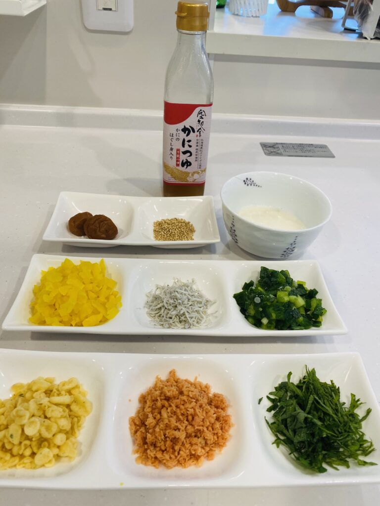 空知舎のかにつゆとおかゆの具材が複数並んでいる様子