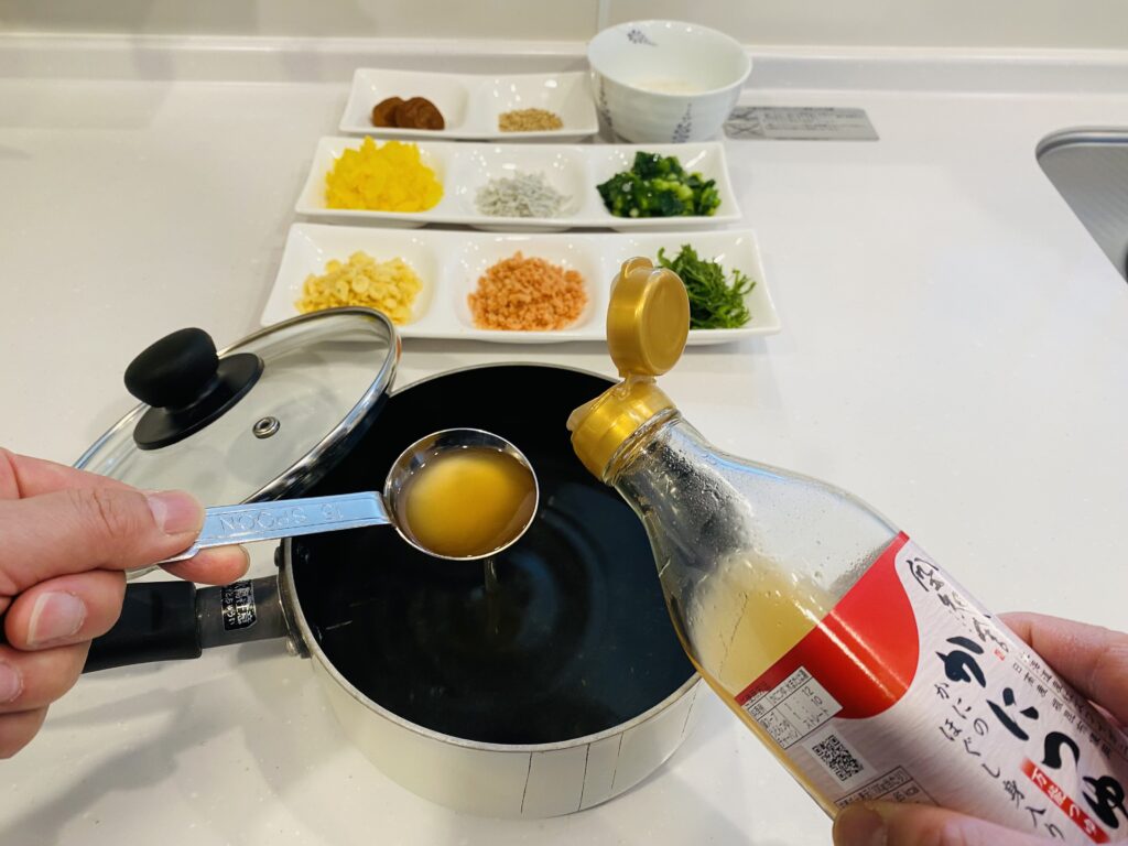 空知舎のかにつゆでスープを作る様子