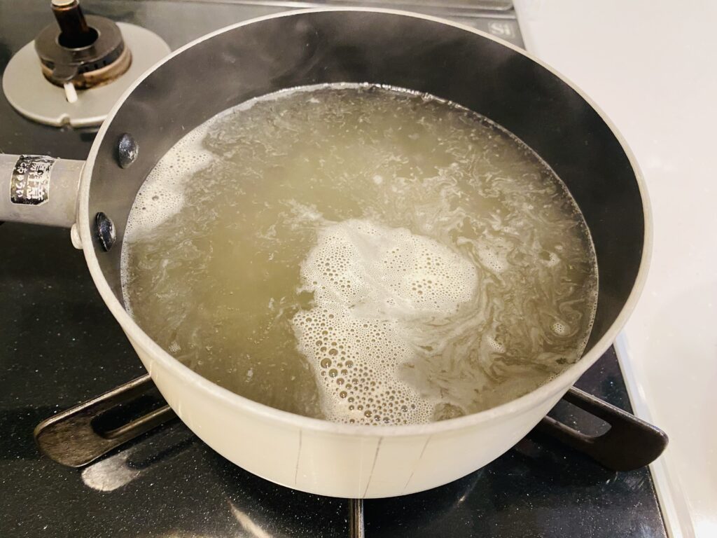 空知舎のかにつゆでスープを温めている様子