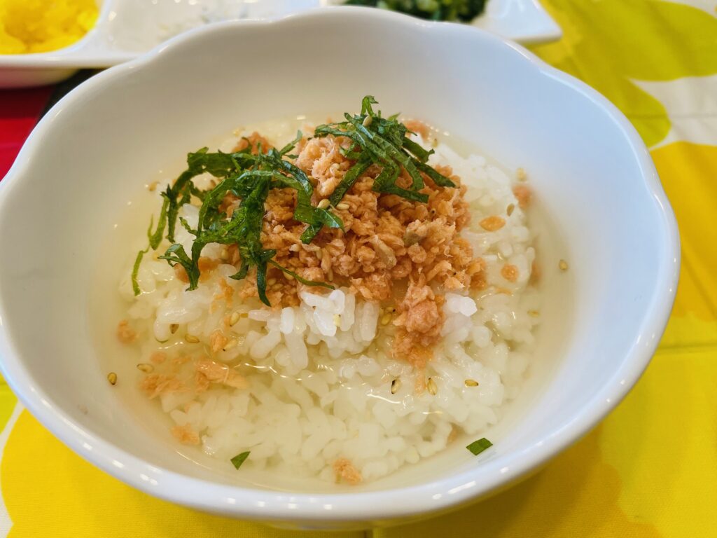 空知舎のかにつゆを使ったアレンジお茶漬け。鮭フレークバージョン。