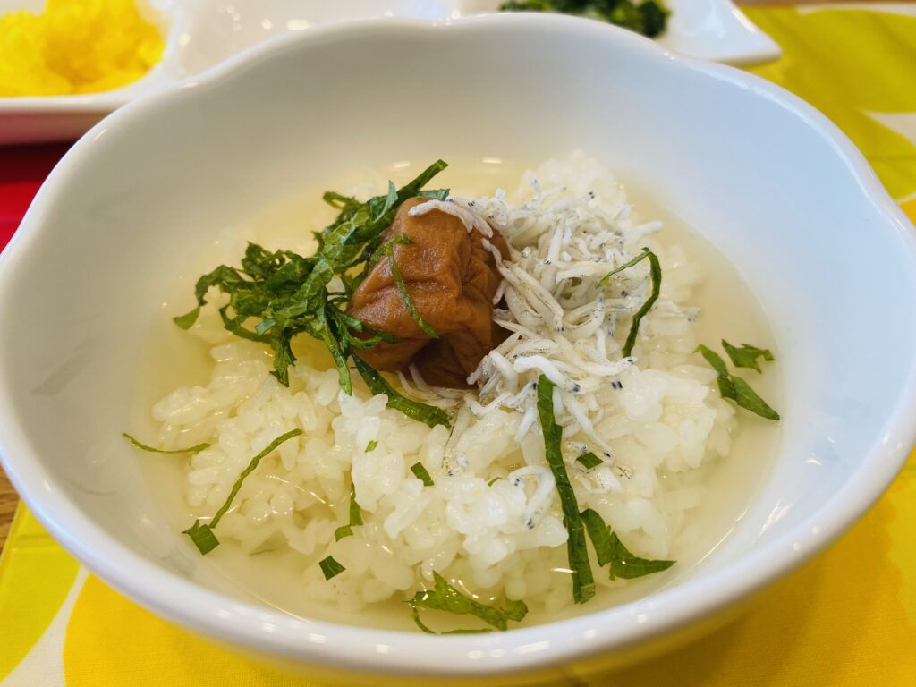 空知舎のかにつゆを使ったアレンジお茶漬け。梅干しとしらすバージョン。