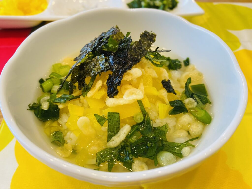 空知舎のかにつゆでアレンジした「たくあんと天かすのお茶漬け」