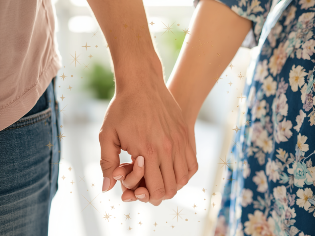 カップルが手を繋いでいる様子