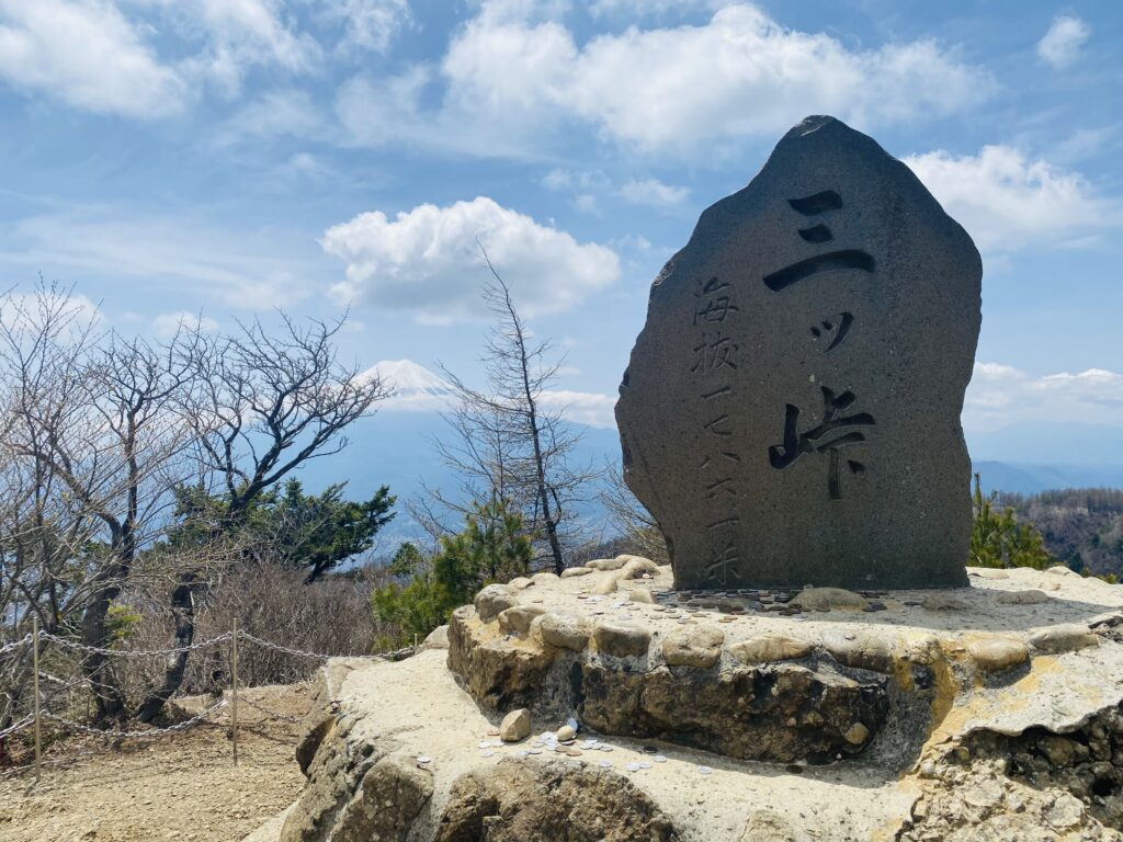 三ツ峠山（開運山）の石碑と富士山の絶景