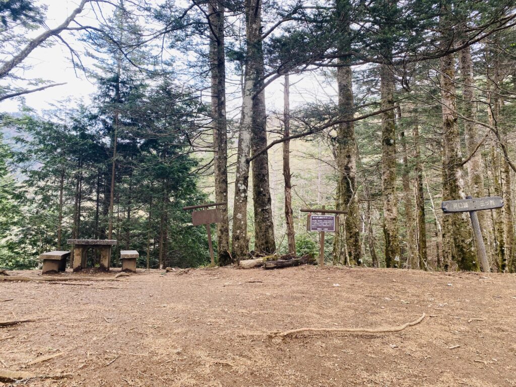 三ツ峠山登山道の休憩スポット