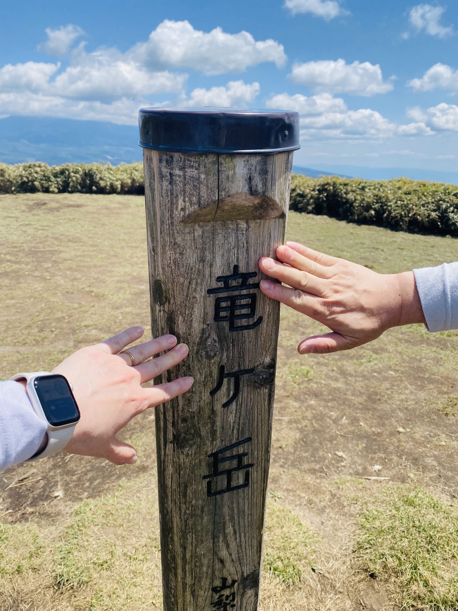 山梨百名山の竜ヶ岳の山頂標識