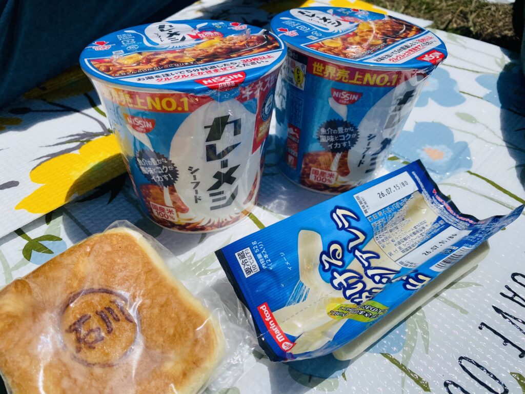 山でのご飯タイム。カレーメシとモッツァレラチーズ。