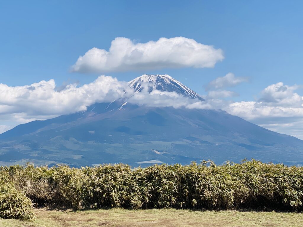 山梨県の竜ヶ岳頂上から望む富士山の絶景