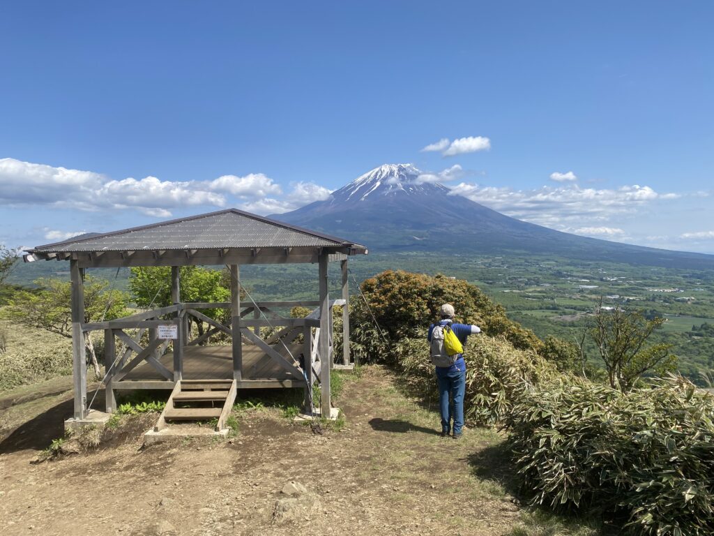 山梨県、竜ヶ岳の登山道にあるあずまやと富士山の絶景