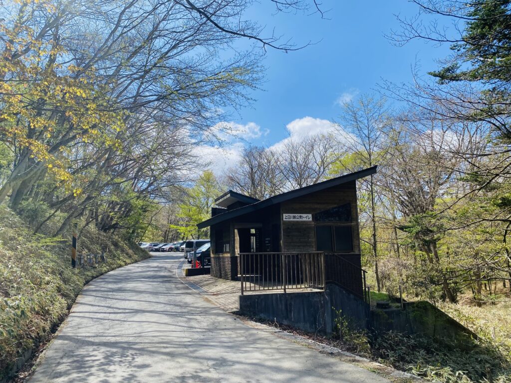 山梨県の大菩薩嶺。上日川峠第二駐車場横のトイレ