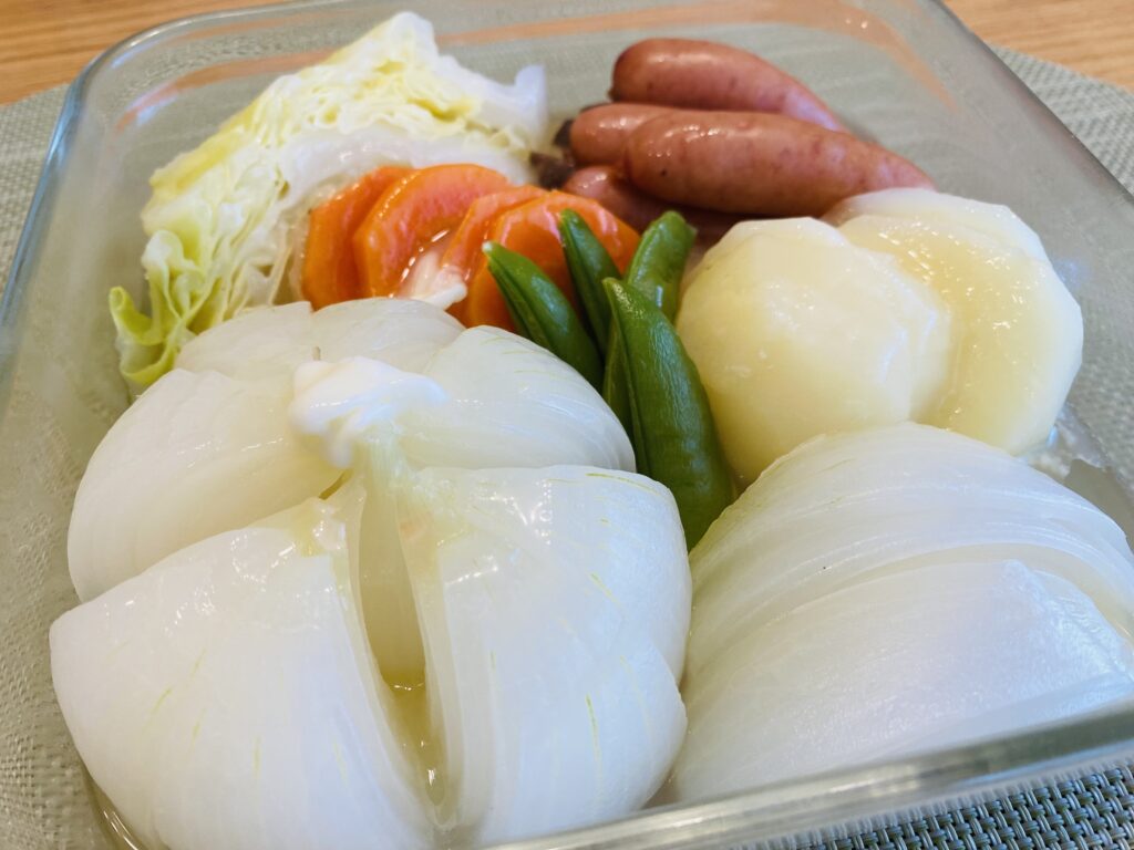 レンチンした温野菜に発酵バターがとろけている様子